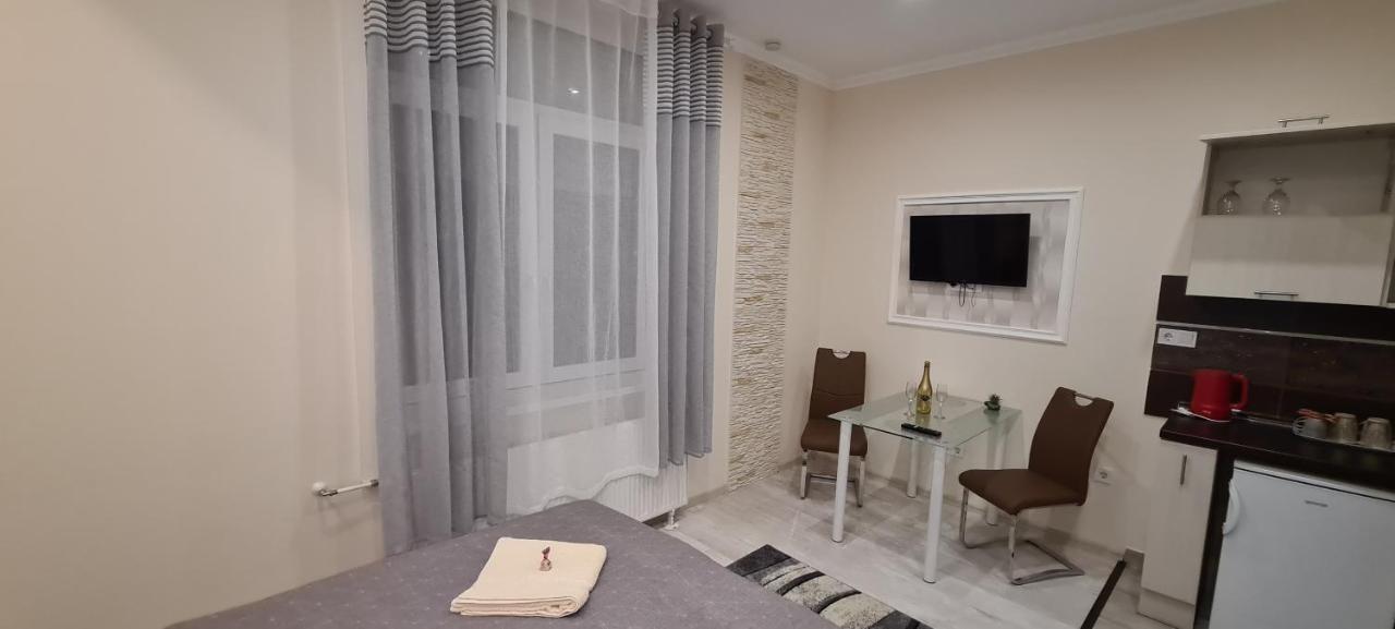 Rozsa Apartmanhaz Сегед Экстерьер фото